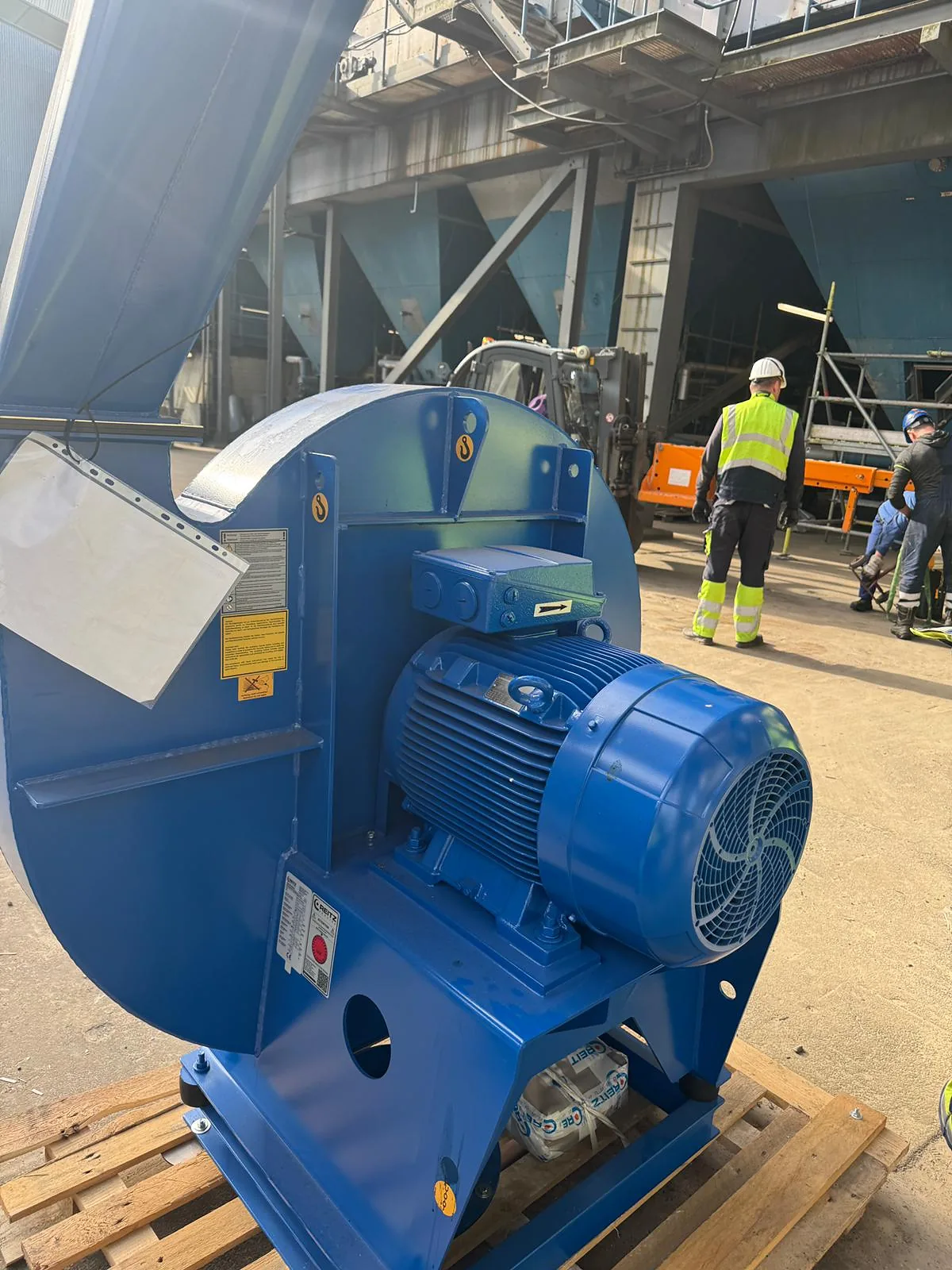 Nuovo ventilatore centrifugo e motore su bancale come consegnati in cantiere, prima del montaggio