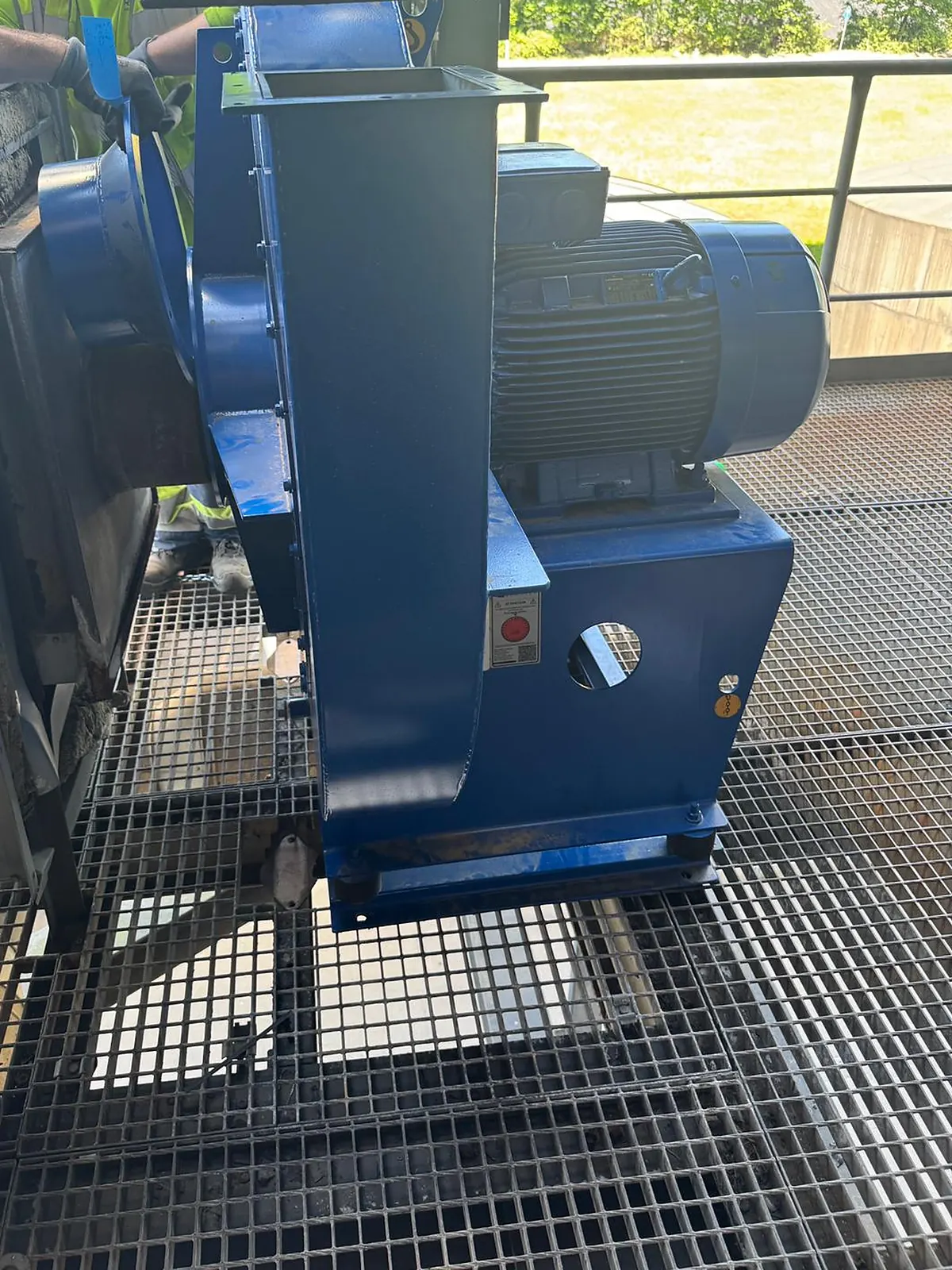 Nuovo ventilatore appoggiato sul basamento, con il pezzo di transizione della mandata presentato sotto il camino esistente