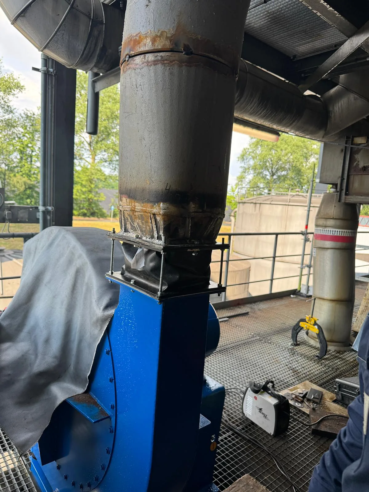 Giunto di dilatazione in tessuto con tiranti, imbullonato tra la mandata del ventilatore e il canale di estrazione adattato sopra di esso