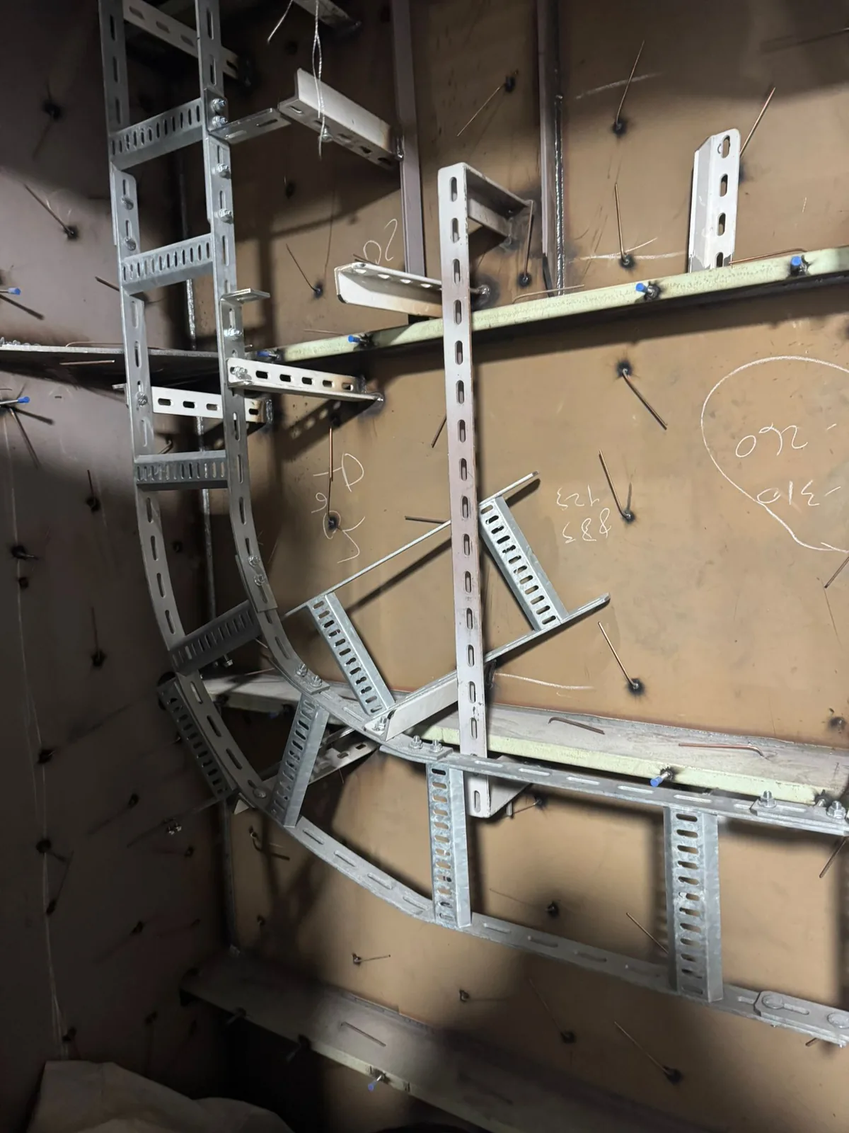 Passerelle portacavi e mensole montate su una paratia isolata, con perni per isolamento saldati su tutta la lamiera