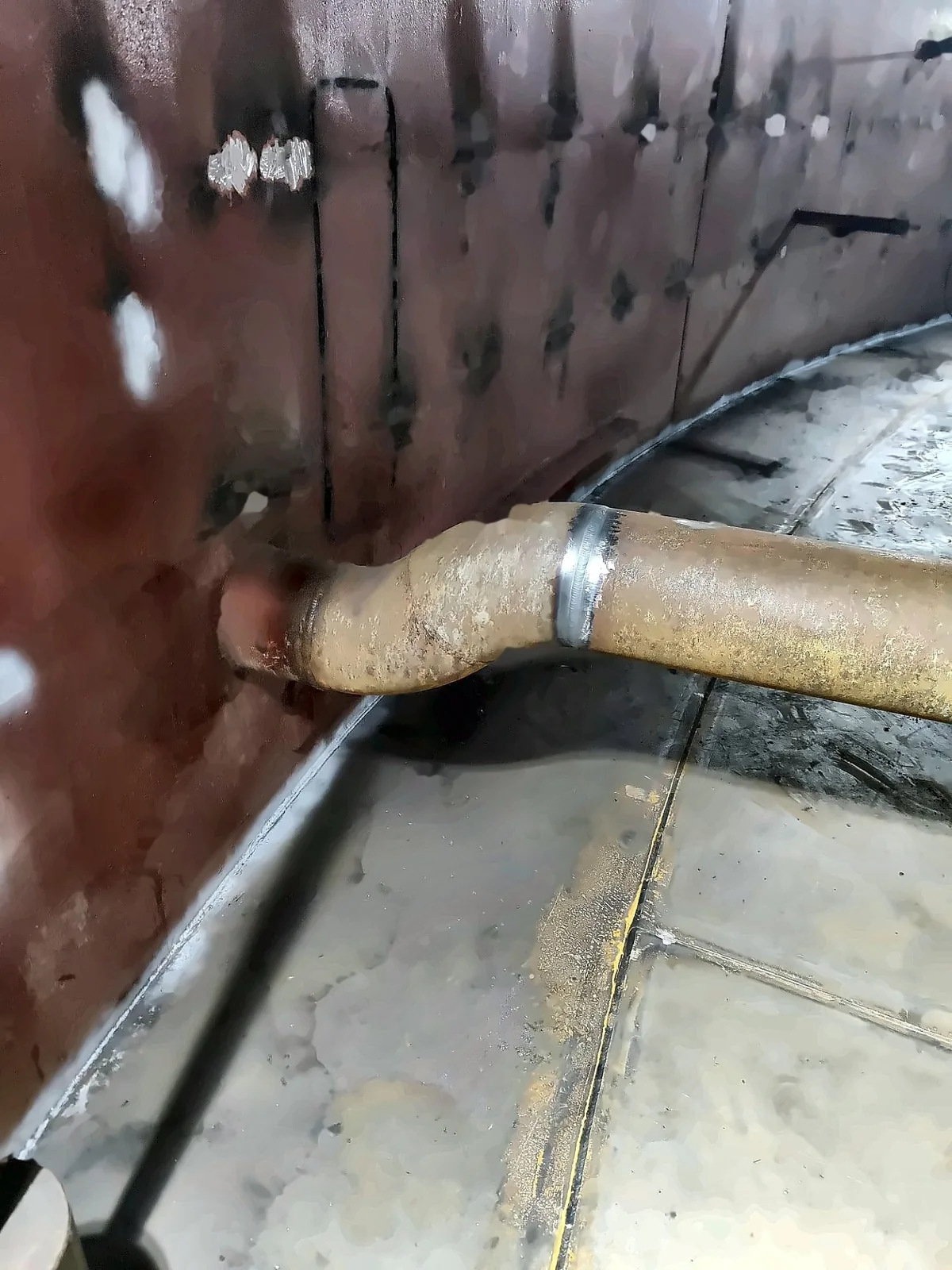 Innenleitung an einem Mantelstutzen im Tank, darunter die Bodenbleche