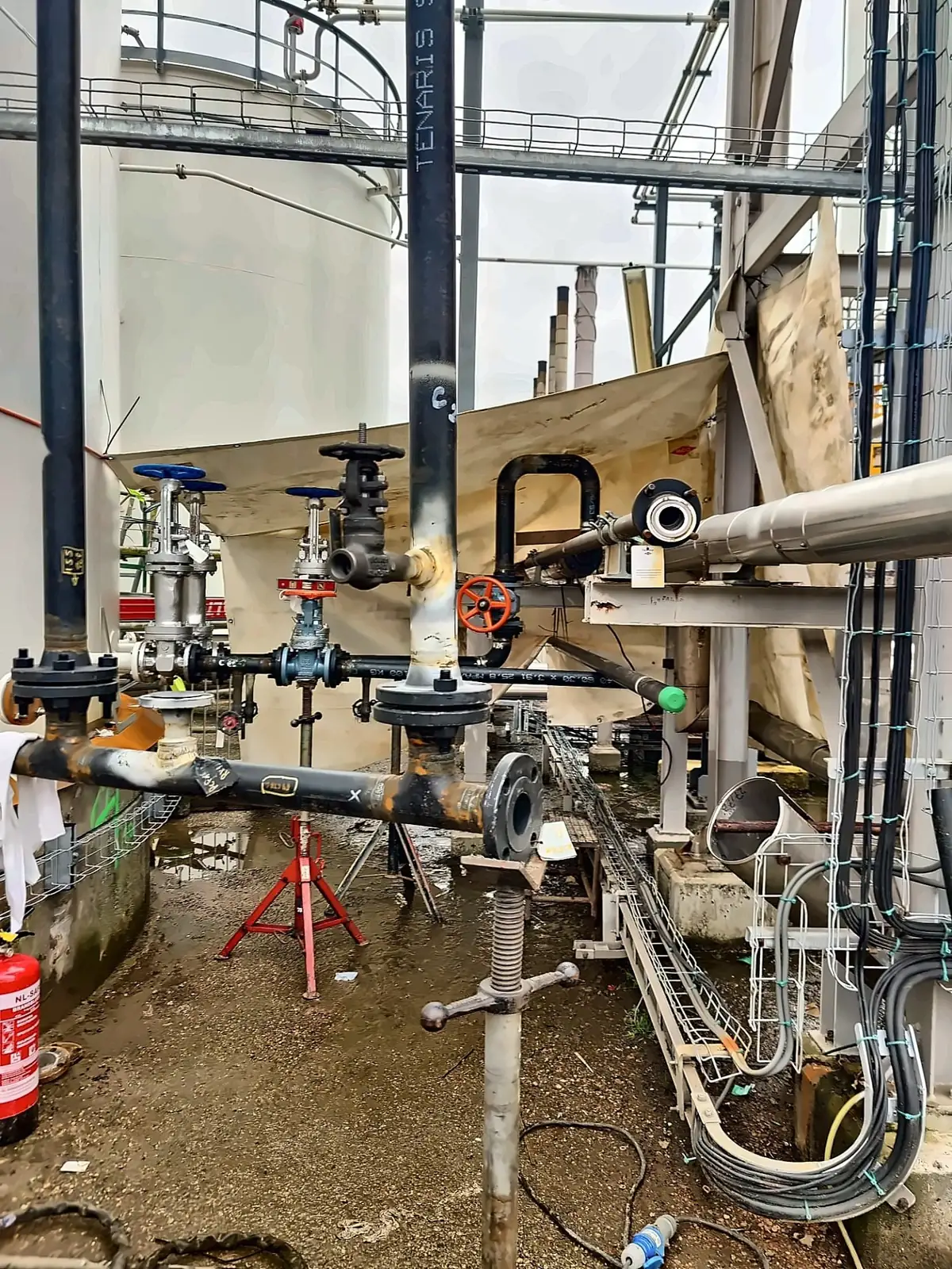 Tubazioni di collegamento e giunzioni flangiate dalla stazione valvole al pipe rack esistente