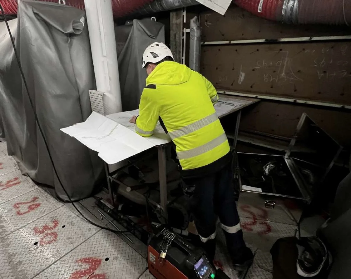 ALPROJECTS Ingenieur arbeitet vor Ort nach Isometrien