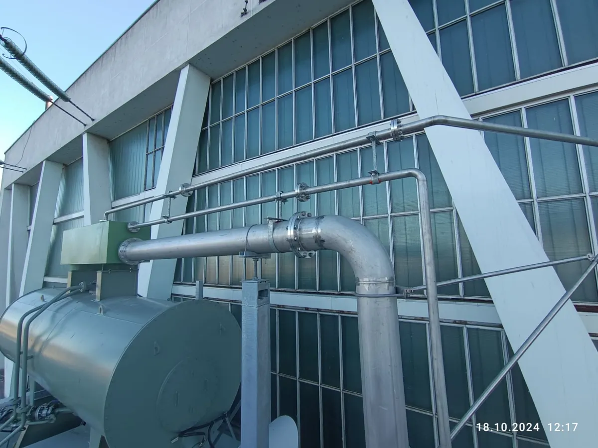 Capacité et tuyauterie acheminées le long du bâtiment