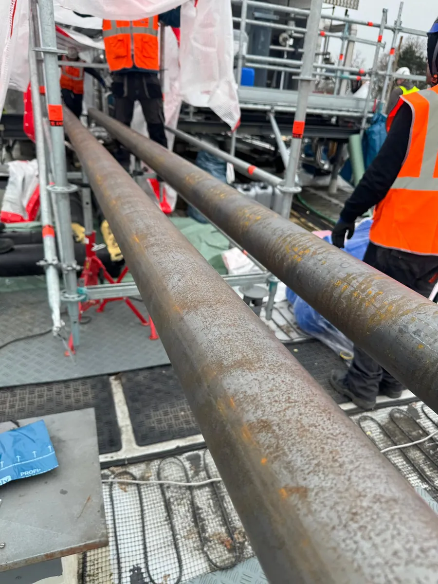 Lignes en acier carbone implantées en toiture d’usine