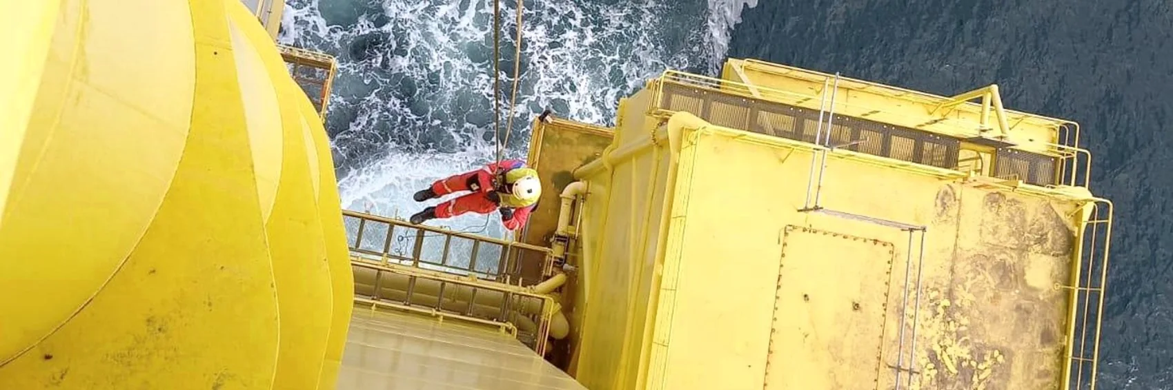 Rope access descent onto an offshore topside