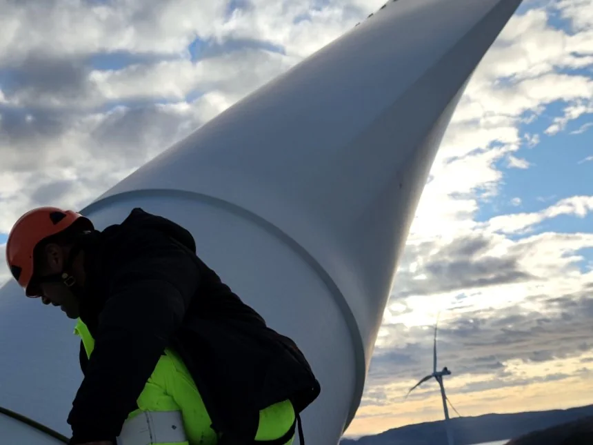 Rope access technician working on a turbine blade